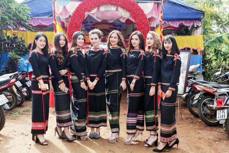 Loạt ảnh đời thường hút mắt của nhóm thiếu nữ Ê Đê bê tráp đang cực hot